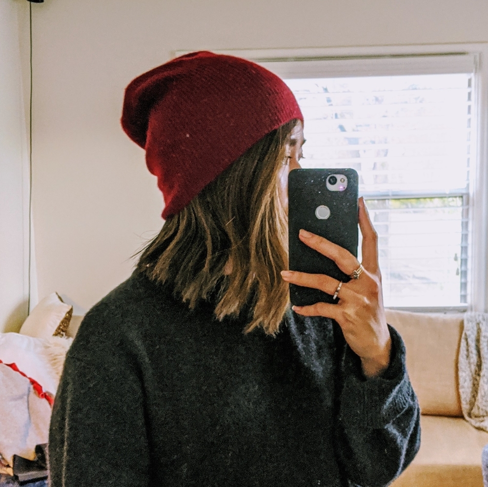 Cashmere beanie in Red burgandy by Halogen